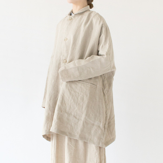 程よく肩の力が抜けるような素朴さが魅力のオーバーサイズデザイン(NAT、162cm) 程よく肩の力が抜けるような素朴さが魅力のオーバーサイズデザイン(NAT、162cm)