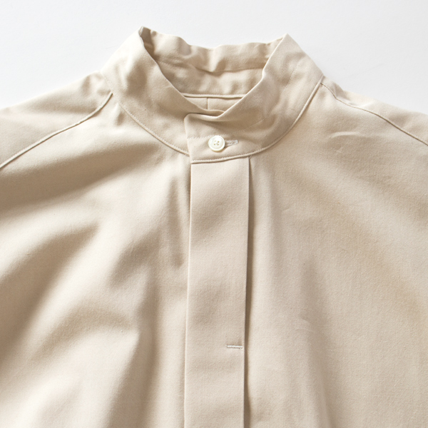 クラシカルなハイカラーが品のあるデザイン(BEIGE)