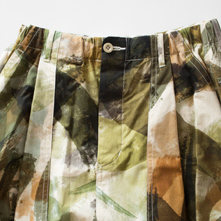 ゴムシャーリング仕様のリラックス感のある穿き心地(CAMOUFLAGE)
