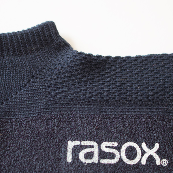 甲部分がメッシュ編み仕様になっています(ネイビー) 甲部分がメッシュ編み仕様になっています(ネイビー)