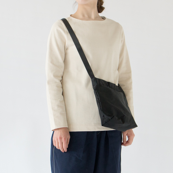 コンパクトながらもたっぷりの収納力を持ったショルダーバッグ(BLACK)