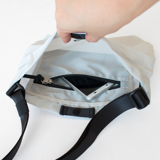 吊りポケットには小物が入れられるだけでなく、本体を折りたたんで収納することができます(ICE GREY) 吊りポケットには小物が入れられるだけでなく、本体を折りたたんで収納することができます(ICE GREY)