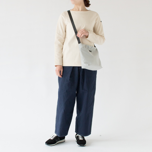 コーディネートにも馴染みやすいデザイン(ICE GREY)