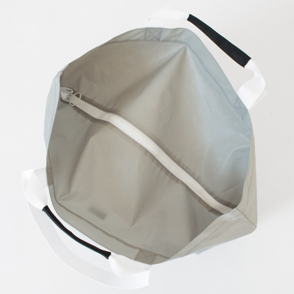 底とファスナー部分のマチで、幅のあるものも入れられます(GREY)