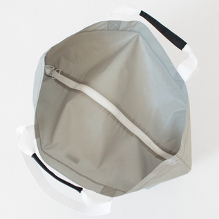 底とファスナー部分のマチで、幅のあるものも入れられます(GREY) 底とファスナー部分のマチで、幅のあるものも入れられます(GREY)