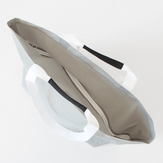 荷物が少ないときはファスナー部分のマチを下げて(GREY) 荷物が少ないときはファスナー部分のマチを下げて(GREY)