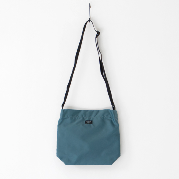 かさばる荷物もコンパクトに仕舞うことができます(ANVIL BLUE)