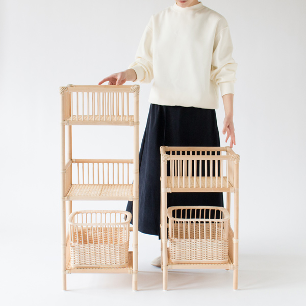 籐 3段ランドリーバスケット(スリム)と籐 2段ランドリーバスケット(スリム)を並べて(モデル身長162cm)