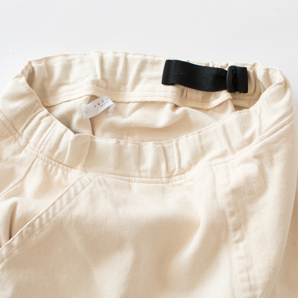 ウエストはゴム+アジャスターで調節して穿けます(KN) ウエストはゴム+アジャスターで調節して穿けます(KN)