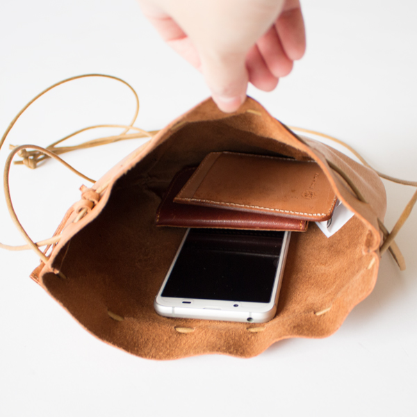 ミニ財布、スマートフォン、キーケース、ICカードなどの必要なものが入ります(CAMEL)