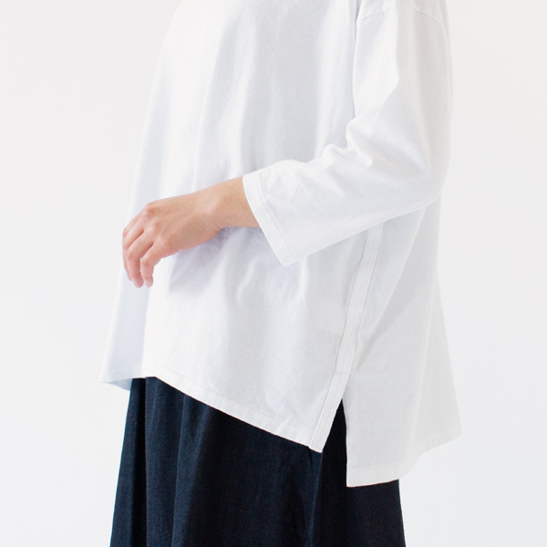 サイドにスリットが入ったデザイン(WHITE)