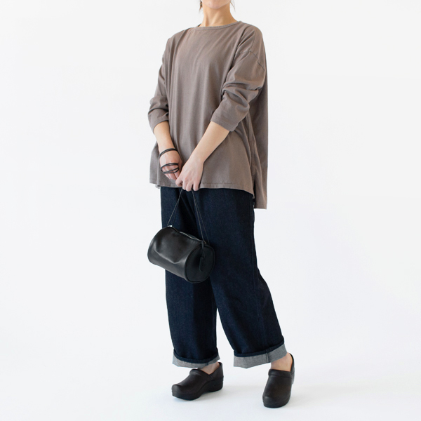 リラックス感のある着心地(TAUPE・身長162cm)