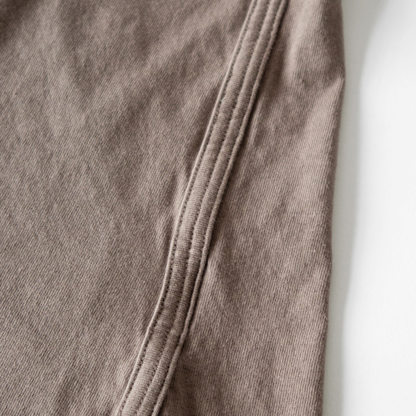 脇部分に施されたパイピング(TAUPE)