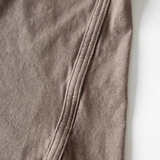脇部分に施されたパイピング(TAUPE) 脇部分に施されたパイピング(TAUPE)