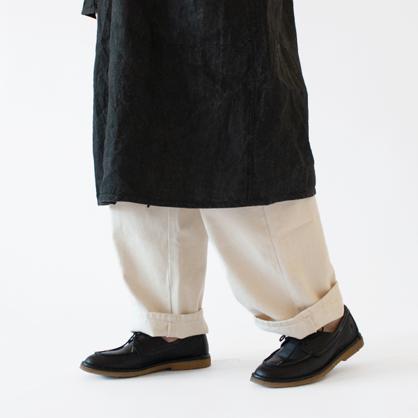 膝まですっぽりと隠れる着丈(BLACK・身長162cm)