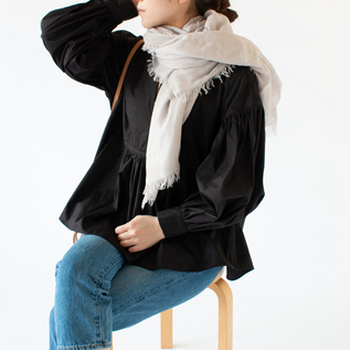 軽く柔らかく包み込むようなストール(身長162cm、BEIGE) 軽く柔らかく包み込むようなストール(身長162cm、BEIGE)