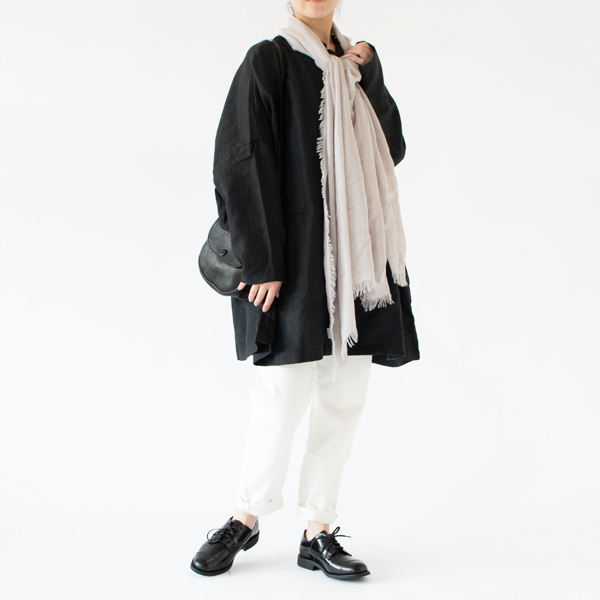 首元に巻くと美しいドレープが現れます(身長162cm、BEIGE)
