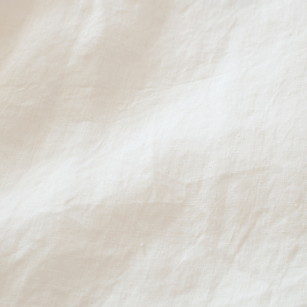 ヘンプ素材の風合いを優しく引き立てるネップの入った生地(WHITE)