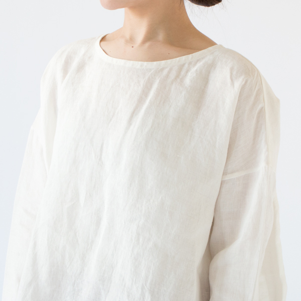 デコルテラインを美しく引き立てる首元(身長162cm、WHITE)