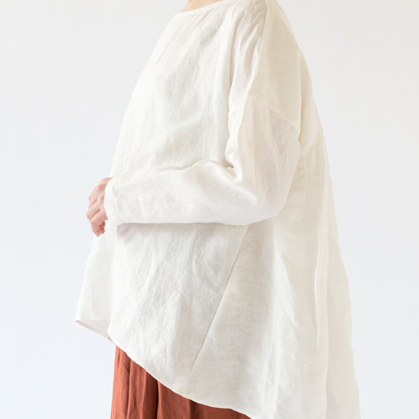 背中のギャザーが作り出すふんわりとした立体感(身長162cm、WHITE)
