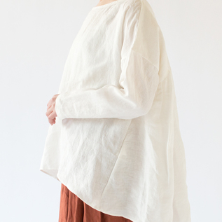 背中のギャザーが作り出すふんわりとした立体感(身長162cm、WHITE) 背中のギャザーが作り出すふんわりとした立体感(身長162cm、WHITE)
