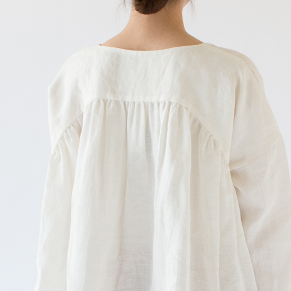 後身頃のヨーク全面に入った贅沢なギャザー(身長162cm、WHITE)