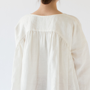 後身頃のヨーク全面に入った贅沢なギャザー(身長162cm、WHITE) 後身頃のヨーク全面に入った贅沢なギャザー(身長162cm、WHITE)