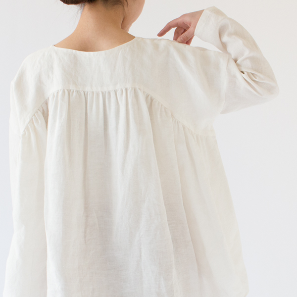 ヘンプシャンブレーの程よい張り感が、立体的で美しいドレープを作り出しています(身長162cm、WHITE)