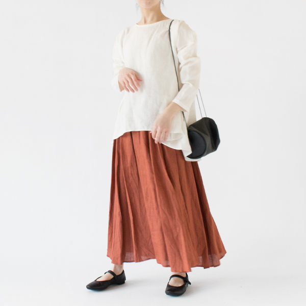 ボリュームのあるスカートと合わせて(身長162cm、WHITE)