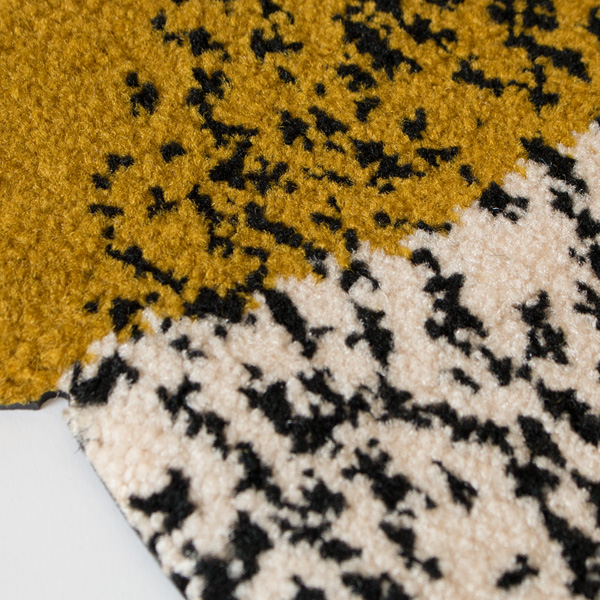 大小2つのストーンを繋ぐ斑点模様がアクセントに(IVORY) 大小2つのストーンを繋ぐ斑点模様がアクセントに(IVORY)