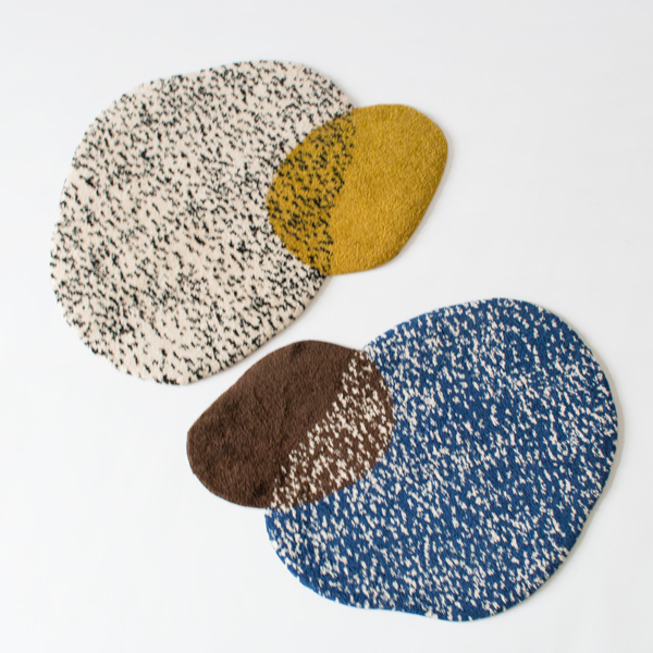 自然が作り出すおおらかさを感じる、大小2つのストーンが寄り添うラグ 自然が作り出すおおらかさを感じる、大小2つのストーンが寄り添うラグ