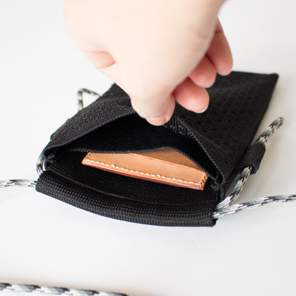 内ポケットには定期やカードを入れて(BLACK)