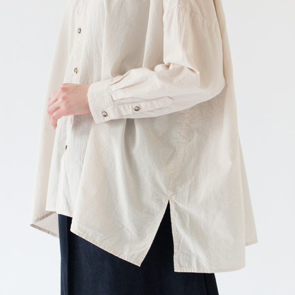 サイドにはスリットが入っています(別注BEIGE)