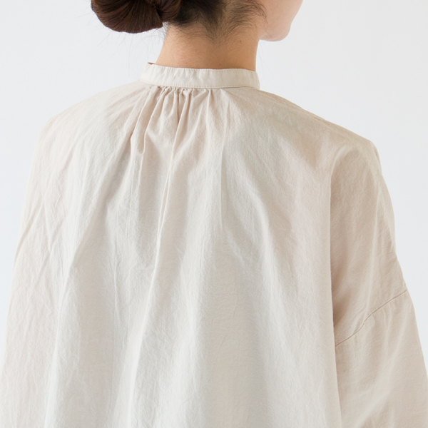 首元にギャザーが入って立体的なデザイン(別注BEIGE)