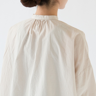 首元にギャザーが入って立体的なデザイン(別注BEIGE) 首元にギャザーが入って立体的なデザイン(別注BEIGE)