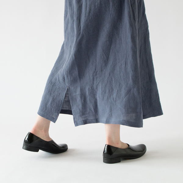 後身頃のアクセントになるスリット(モデル身長162cm/BLUE/総丈85cm)