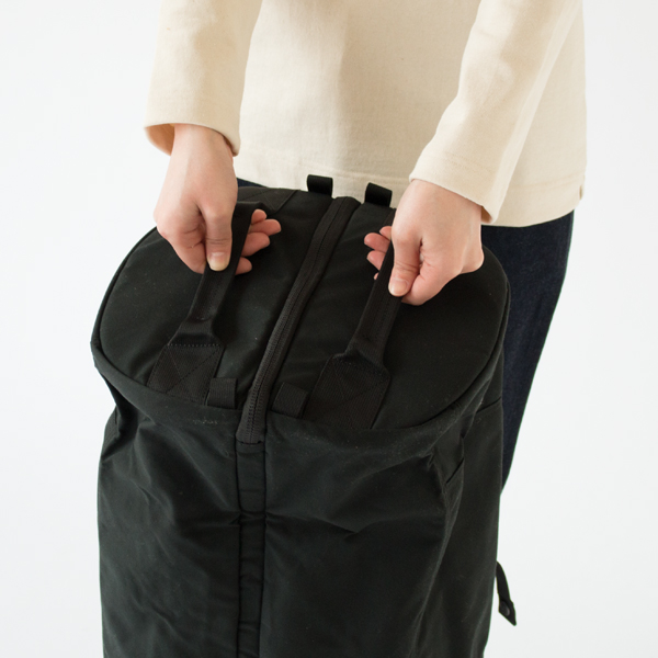 荷物の上げ下ろしに便利な引き手(BLACK)