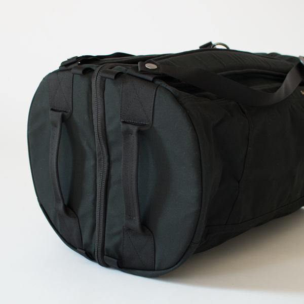 荷物の上げ下ろしに便利な引き手(BLACK)