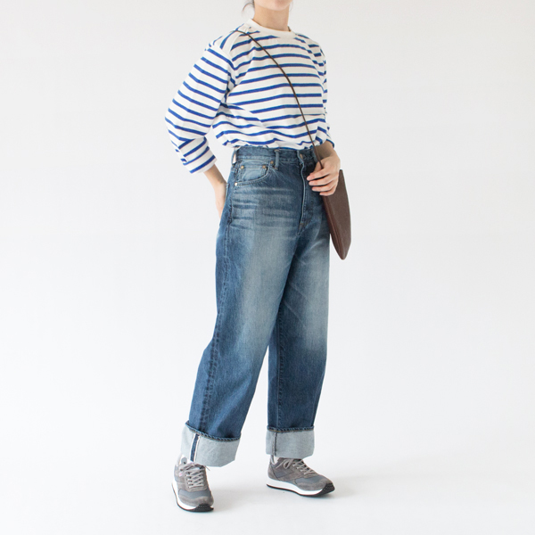 ニットならではの伸縮性がありリラックスした着心地(身長162cm)