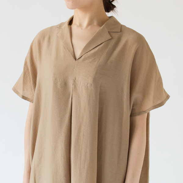抜け感のある首元(BEIGE)