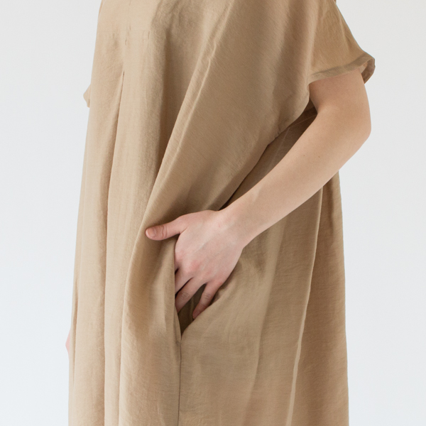両サイドにポケットが付いています(BEIGE)