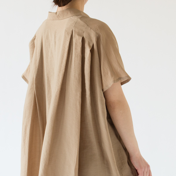 背面の肩周りにはプリーツが施されています(BEIGE)
