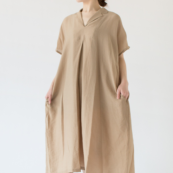 前身の中心にはインバーテッドプリーツが施されています(BEIGE)