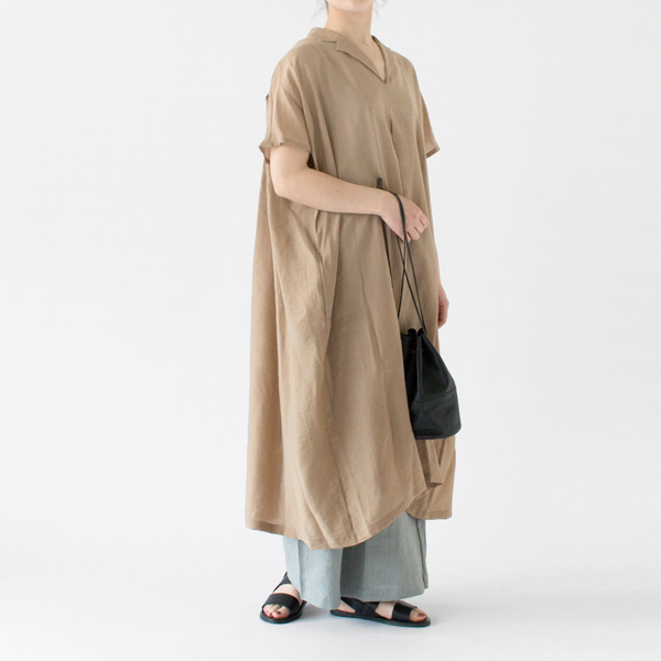 パンツとのレイヤードスタイルもおすすめ(BEIGE・身長162cm)