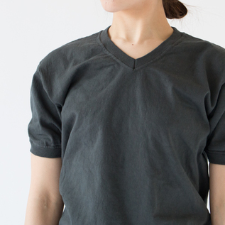 首元は小さめのVネック(OFF BLACK) 首元は小さめのVネック(OFF BLACK)