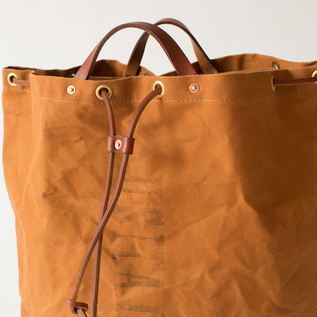 口を絞ると巾着型に変わります(KHAKI) 口を絞ると巾着型に変わります(KHAKI)