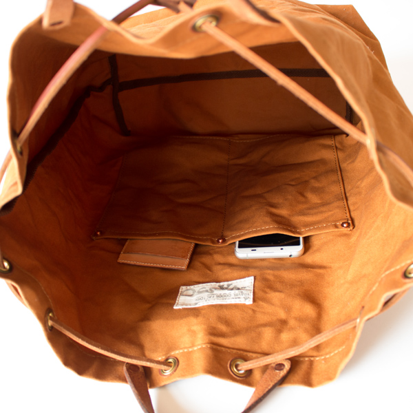 中にはポケットが二つついています(KHAKI)