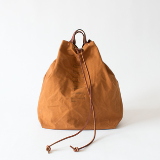 口を絞ると巾着型に変わります(KHAKI) 口を絞ると巾着型に変わります(KHAKI)