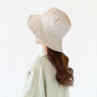 Hat attackらしいクラシックなデザインのバケットハット(STONE) Hat attackらしいクラシックなデザインのバケットハット(STONE)