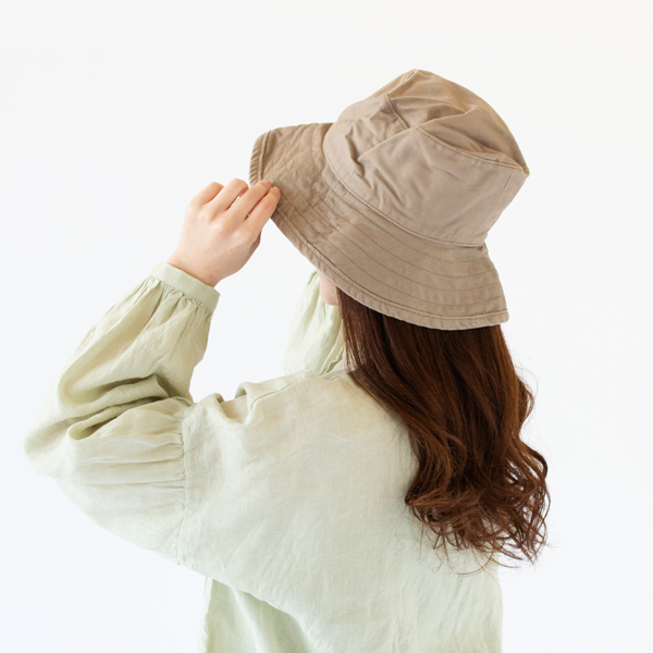 Hat attackらしいクラシックなデザインのバケットハット(KHAKI)